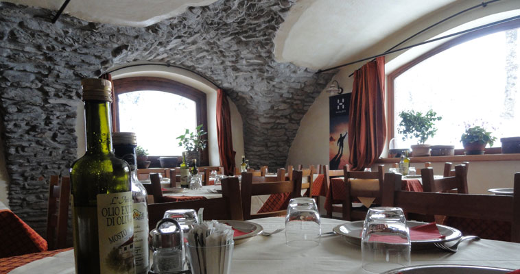 TRATTORIA LA TANA - la sala