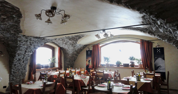 TRATTORIA LA TANA - la sala